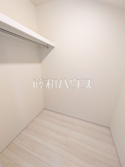 1号棟　ウォークインクローゼット　【八王子市石川町】
ウォークインクローゼットは、お洋服等がたくさん収納できて便利です。　／撮影日2025/02/15