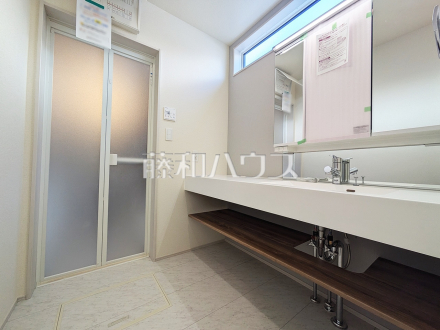3号棟　洗面室　【八王子市石川町】
洗面室は、急いでいる朝でも二人で使える広さになっております。　／撮影日2025/02/15