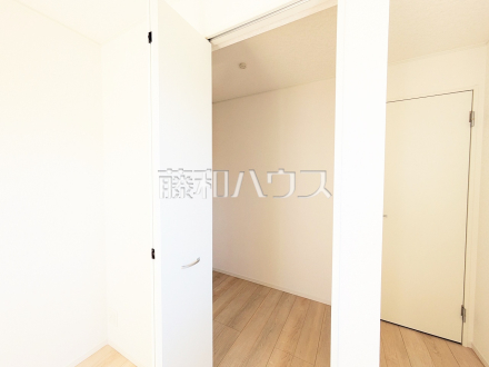 ウォークインクローゼットは、お洋服等がたくさん収納できて便利です。　／撮影日2025/03/20
