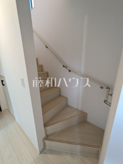 滑りにくい素材と手すりの設置で、小さなお子さまやご年配の方も安心して使える階段。家族みんなが安心して行き来できる設計です。／撮影日2025/06/22