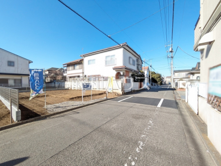 接道状況および現場風景　【小平市学園西町３丁目】周辺は落ち着いた雰囲気の住宅地です。小さなお子様がいるご家庭も安心です。／撮影日2025/01/17