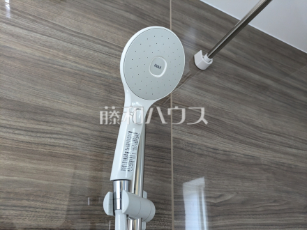 1号棟　スイッチ付シャワーヘッド　【立川市羽衣町３丁目】
　浴室のシャワーは手元で止水ができるスイッチ付シャワーヘッドにより、さらに節水効果がアップします。　／撮影日2025/03/11
