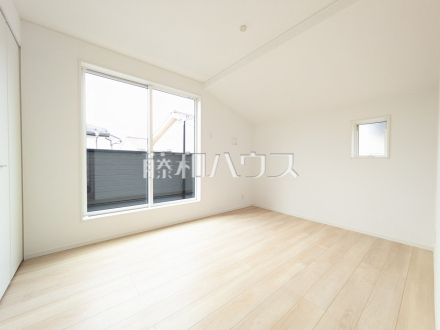1号棟　居室　【立川市羽衣町３丁目】 居室から直接バルコニーへ出られる為、晴れた日は布団を干すことができます。 ／撮影日2025/03/11
