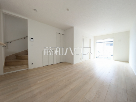 1号棟　リビング　【立川市羽衣町３丁目】リビングイン階段で自然と家族が集う憩の空間になります。　／撮影日2025/03/11
