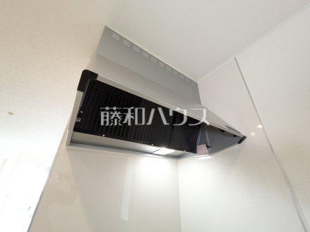 1号棟　レンジフード　【立川市羽衣町３丁目】
　お手入れのしやすいレンジフードは見た目もスッキリしていて、料理時の油煙やニオイを効率的に外に出せます。　／撮影日2025/03/11
