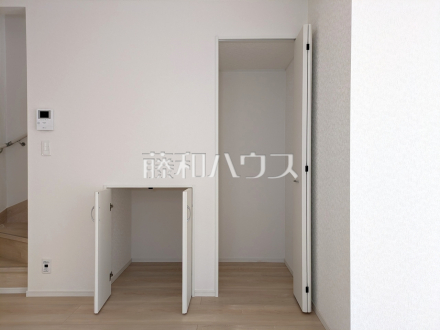 1号棟　収納　【立川市羽衣町３丁目】
リビングに併設された収納スペースには、お子様の本やおもちゃ、掃除機やちょっとした小物などがスッキリ収納できます。あったら便利なうれしい収納ですね！　／撮影日2025/03/11