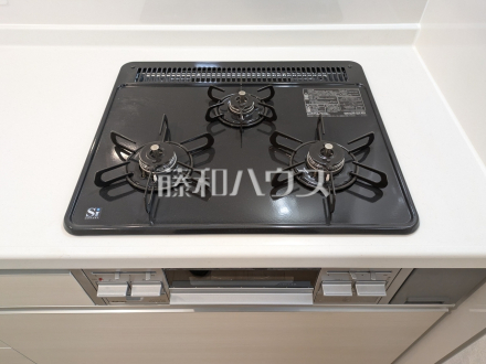 1号棟　コンロ・グリル　【立川市羽衣町３丁目】
　フラットな表面で汚れも拭きとりやすく、お掃除が簡単な3口ガラストップコンロ　／撮影日2025/03/11
