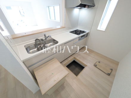 1号棟　キッチン　【立川市羽衣町３丁目】
使いやすくスタイリッシュなシステムキッチンには、毎日お使いになる方の視点が存分に活かされています。　／撮影日2025/03/11