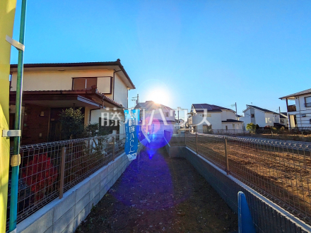 2号地　現地写真(路地状部分)　【日野市西平山５丁目】整形地に比べ、購入価格が抑えられる敷地延長の土地。コストを抑えて住宅を建築したい方はぜひご検討下さい。／撮影日2025/12/12