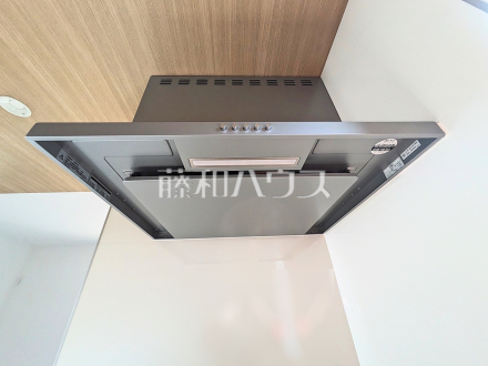 2号棟　レンジフード　【八王子市石川町】　お手入れのしやすいレンジフードは見た目もスッキリしていて、料理時の油煙やニオイを効率的に外に出せます。　／撮影日2025/03/21