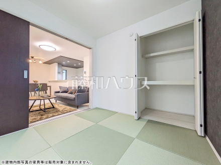 3号棟　和室　【八王子市石川町】
リビング横の和室はクッション性があり、怪我に繋がりにくい畳の上で遊ぶお子様を見守りながら家事ができます。　／撮影日2025/05/17