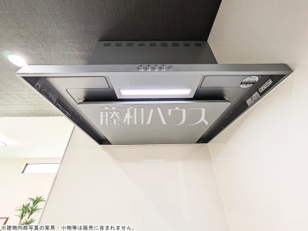 3号棟　レンジフード　【八王子市石川町】　お手入れのしやすいレンジフードは見た目もスッキリしていて、料理時の油煙やニオイを効率的に外に出せます。　／撮影日2025/04/19