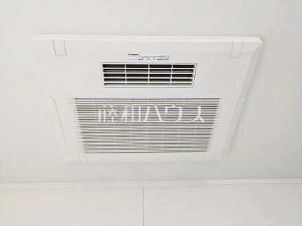 3号棟　浴室換気乾燥機　【八王子市石川町】　 浴室換気乾燥機は梅雨の時期等、なかなか乾かない洗濯物を干すのに役立ちます！ ／撮影日2025/04/19