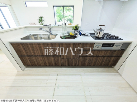 3号棟　キッチン　【八王子市石川町】
使いやすくスタイリッシュなシステムキッチンには、毎日お使いになる方の視点が存分に活かされています。　／撮影日2025/04/19