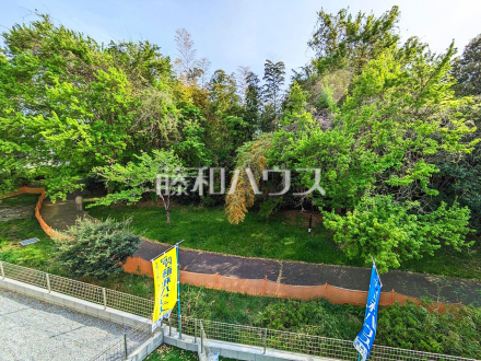 3号棟　住戸からの眺望写真　【八王子市石川町】
豊かな緑・澄んだ青い空は、表情豊かに四季折々の景観を楽しませてくれることでしょう。この場所から新しい家族の時間を紡いでくれます。　／撮影日2025/04/19