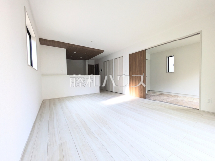4号棟　リビング　【八王子市石川町】
リビングに隣接する居室の引き戸を開ければさらに開放感が広がります。　／撮影日2025/03/21