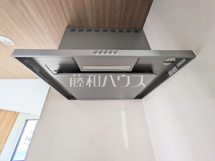 4号棟　レンジフード　【八王子市石川町】　お手入れのしやすいレンジフードは見た目もスッキリしていて、料理時の油煙やニオイを効率的に外に出せます。　／撮影日2025/03/21