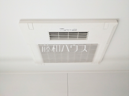 4号棟　浴室換気乾燥機　【八王子市石川町】　浴室は換気・乾燥・暖房機付きで、入浴前も入浴後も快適です。／撮影日2025/03/21