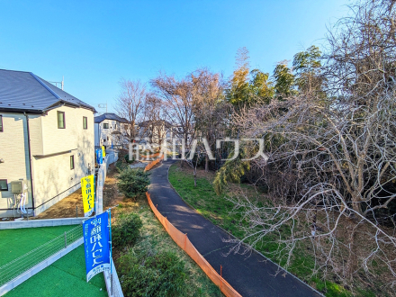 4号棟　住戸からの眺望写真　【八王子市石川町】
澄んだ青い空のたもと、豊かな緑が織りなす時間、表情豊かに四季折々の景観を楽しませてくれるでしょう。この場所から新しい家族の時間を紡いでくれます。　／撮影日2025/03/21