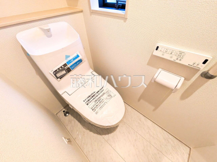 8号棟　トイレ　【八王子市石川町】
ウォシュレット付きトイレ！リビング・お風呂に続いて意外と癒しの空間かも！？　／撮影日2025/04/13