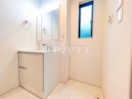 8号棟　洗面室　【八王子市石川町】
三面鏡付きの洗面台。鏡の裏にも収納があり、歯ブラシや化粧品等もすっきり収納できます。　／撮影日2025/04/13