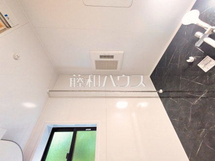 浴室乾燥機(浴室内上部)　雨の日の強い味方！浴室換気乾燥機付きユニットバスで洗濯物が乾かせます。 
／撮影日2025/04/13