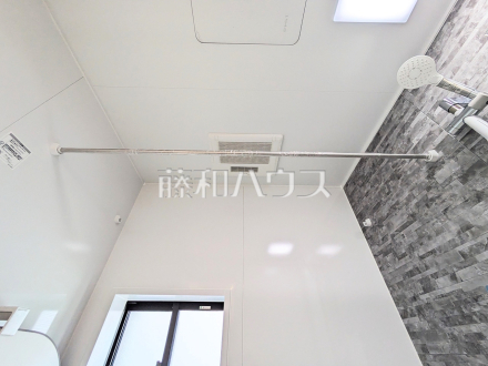 13号棟　浴室換気乾燥機　【八王子市石川町】　換気機能によってバスルーム内のカビの発生を抑制できます。夜間や雨天時の洗濯物の乾燥に便利な乾燥機能も装備。
／撮影日2025/04/19