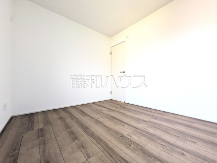 14号棟　居室　【八王子市石川町】
幼い頃のたくさんの想い出が詰まった実家の部屋。それは特別な場所としていつまでも心に残っています。いつかこの部屋が子供たちにとってのそのような場所になるのかな？　／撮影日2025/04/19