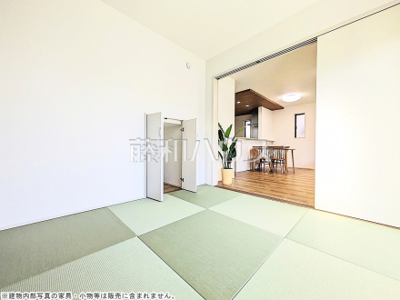 14号棟　和室　【八王子市石川町】
リビング隣の和室は憩いの場としても、引き戸を開けてリビングの延長としても使えます。　／撮影日2025/04/19