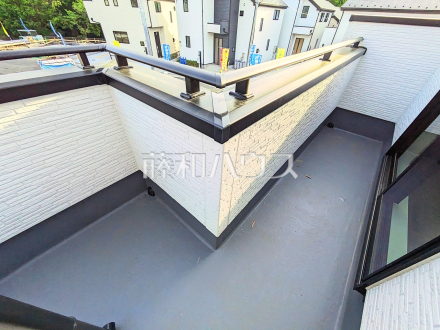 14号棟　バルコニー　【八王子市石川町】
バルコニーは二部屋分の長さがあり、洗濯物やシーツ類など干すのに便利な広さです。また南向きのため日差しも行き届き、洗濯物もよく乾きます。　／撮影日2025/04/19