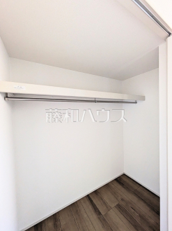 14号棟　収納　【八王子市石川町】
枕棚とハンガーパイプで効率良く、たくさん収納できるクローゼット！お部屋をきれいに保てそうですね。　／撮影日2025/04/19