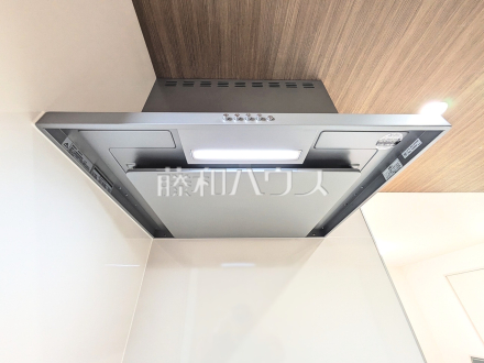 14号棟　レンジフード　【八王子市石川町】　お手入れのしやすいレンジフードは見た目もスッキリしていて、料理時の油煙やニオイを効率的に外に出せます。　／撮影日2025/04/19