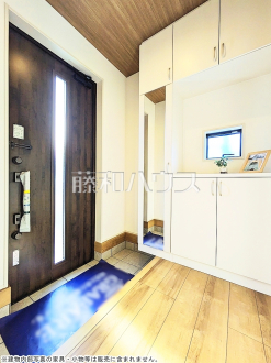14号棟　玄関　【八王子市石川町】
「住まいの顔」とも言われ、家全体のイメージを左右する重要な玄関スペース。お気に入りのインテリア用品や小物などで素敵な空間を演出してください。　／撮影日2025/04/19