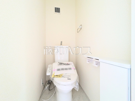 ４号棟　トイレ　【小平市小川東町５丁目】
きれいでさわやか、ウォシュレット付きトイレ　／撮影日2025/04/10