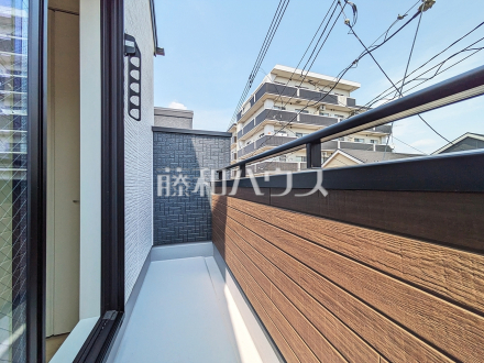 4号棟　バルコニー　【小平市小川東町５丁目】居室から直接バルコニーへ出られる為、晴れた日は布団を干すことができます。太陽の匂いがする布団で寝るのは癒しのひと時です。／撮影日2025/04/10