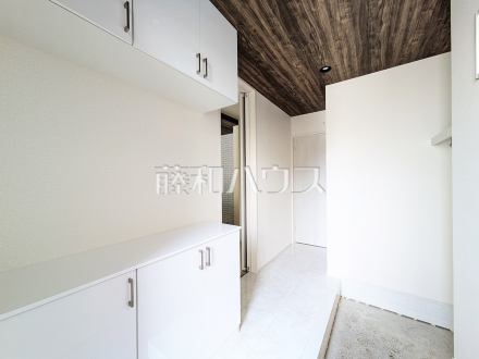 4号棟　玄関ホール　【小平市小川東町５丁目】
「住まいの顔」とも言われ、家全体のイメージを左右する重要な玄関スペース。お気に入りのインテリア用品や小物などで素敵な空間を演出してください。　／撮影日2025/04/10