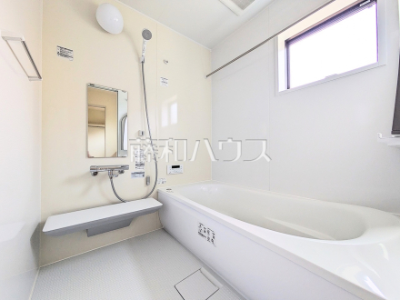 4号棟　浴室　【小平市小川東町５丁目】
一日の疲れを癒してくれるバスルームは、ゆったりと半身浴をしながら読書を楽しんだりお子様と一緒に入浴したりと寛げる空間です。　／撮影日2025/04/10