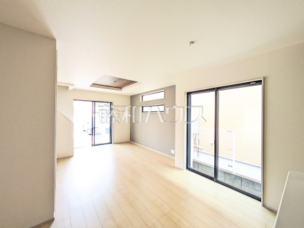 4号棟　リビング　【小平市小川東町５丁目】
LDKには大きな窓が施され、明るさと通風を確保した快適な空間です。　／撮影日2025/04/10