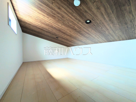 4号棟　グルニエ　【小平市小川東町５丁目】
使い勝手の良い固定階段式グルニエは、シーズンオフの荷物もたっぷり収納できます。　／撮影日2025/04/10