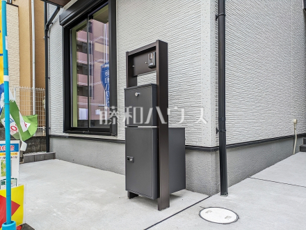 4号棟　その他設備　【小平市小川東町５丁目】　宅配ボックス付きなので、安心して荷物を受け取ることができます。／撮影日2025/05/12