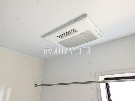 4号棟　浴室換気乾燥機　【小平市小川東町５丁目】　 浴室換気乾燥機を使用すると浴室がジメジメしないので、お掃除が楽になるというメリットもございます！ ／撮影日2025/04/10