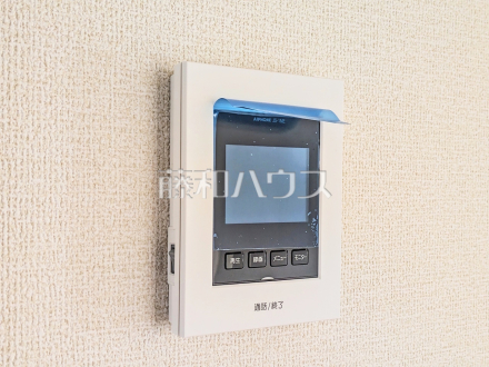4号棟　TVモニター付きインターホン　【小平市小川東町５丁目】　TVモニター付きインターホンのため訪問者がひと目で分かります　／撮影日2025/04/10