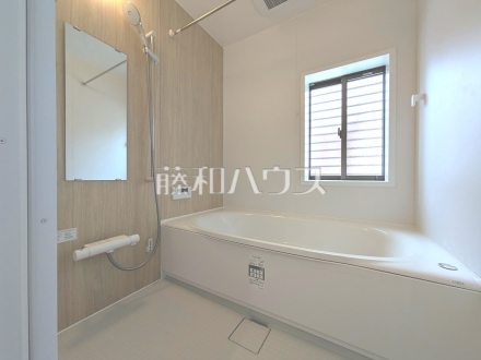 落ち着いた色合いで疲れたからだを癒す、贅沢なくつろぎ空間です。【三鷹市井口１丁目】3号棟　浴室　　／撮影日2025/04/20