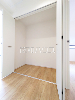 ≪廊下収納≫全居室、廊下等に収納スペースを設けた、収納重視の間取りとなっています。 　【府中市栄町１丁目】 ／撮影日2025/06/02