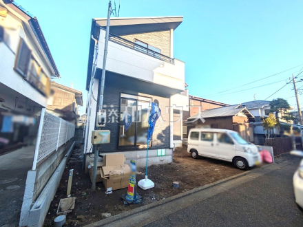 外観　【府中市栄町１丁目】モノトーンを中心とした配色の現代的なデザイン。直線的ですっきりとしたスクエアなデザインが、お客様のお住まいを都会的に印象づけます。　／撮影日2025/03/07
