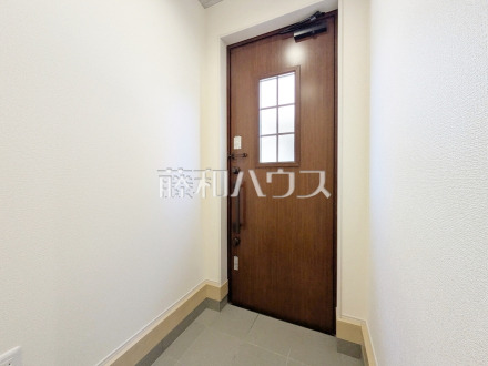 自然光を取り入れ明るい空間になるよう設計された玄関です。　【武蔵野市吉祥寺南町５丁目】／撮影日2025/05/03