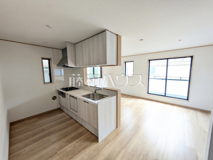 リビング　【小平市上水新町３丁目】
対面キッチンを採用したリビングは明るく開放感を主として設計しました。一日の中で一番長く家族が集まる場所だから機能性と利便性を重視しました。／撮影日2025/04/20