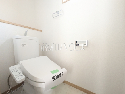 トイレ　【小平市上水新町３丁目】
清潔な空間を保ちたいトイレはオフホワイトでまとめました。毎日使う場所だからこそお手入れも楽々にできる機能が搭載されております。汚れが付着しにくい便器はお掃除も楽々。／撮影日2025/04/20