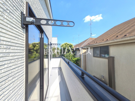 バルコニー　【小平市上水新町３丁目】
2階に水回りがあるので洗濯物を干すのに大変便利です。太陽光に当てて乾かした洗濯物は、すっきりとしていて殺菌効果もあり乾燥機も使わないので電気代にも嬉しいです！／撮影日2025/06/19