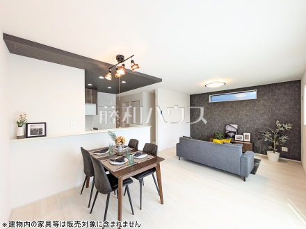 ７号棟(モデル棟)　リビング　【小平市小川町１丁目】
対面キッチンを採用したリビングは明るく開放感を主として設計しました。一日の中で一番長く家族が集まる場所だから機能性と利便性を重視しました。　／撮影日2025/05/01